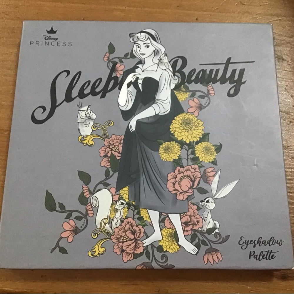 Disney: Princess Aurora Sleeping Beauty eyeshadows make up palette 9 shades.